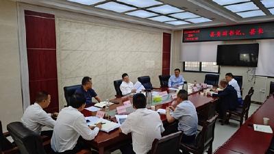 杨丹华在县信访局接待群众来访时强调：用心用情用力做好信访工作 千方百计为群众排忧解难