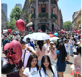 老房子“归来”人潮涌