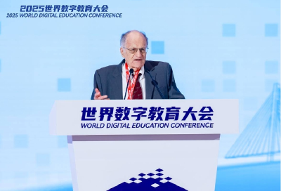 诺奖得主武汉演讲亮手腕：“我用华为的手表！”