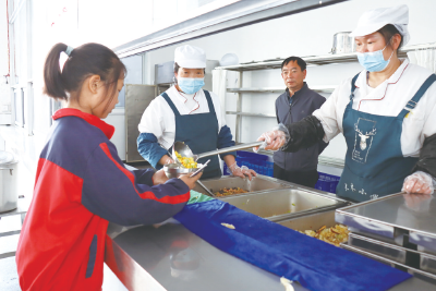 房县大木厂镇大木小学积极打造“智慧食堂”—— “小餐盘”吃出“幸福味”