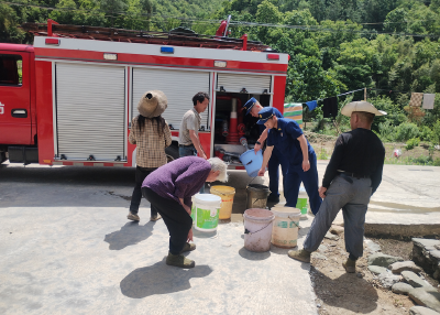 房县消防救援大队心系群众 送水入户解民忧