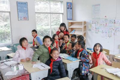 习近平给谢依特小学戍边支教西部计划志愿者服务队队员的回信