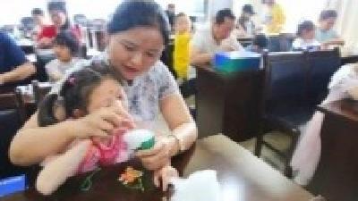 双节同庆 爱满妇幼 房县妇幼保健院开展“童趣六一·‘粽’享欢乐”公益融合活动