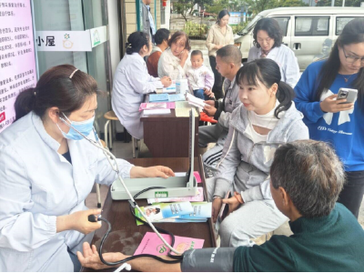 房县妇幼保健院‌：暖心义诊进基层 爱心捐赠护成长‌