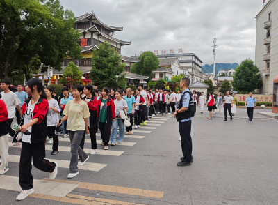 青峰镇：学子赶考路 携手护征程