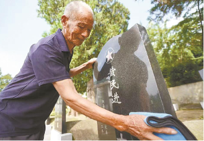 义务守护烈士墓60余载——红军后代姜能山老人的坚守