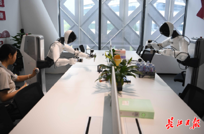 弘扬三大精神 奋力建成支点｜以武汉为核心串联五城，东西绵延150公里，“机器人谷”蔚然成型