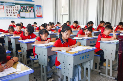 洪灾过后48小时，咸丰县城逐步恢复生产生活秩序