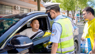 房县：交警送“礼”  文明有你