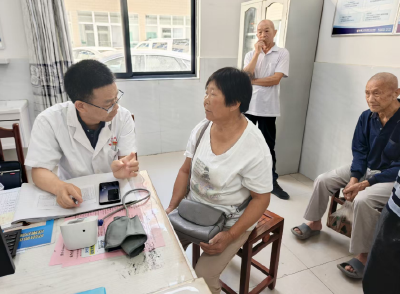 名医下乡送健康 资源下沉暖民心