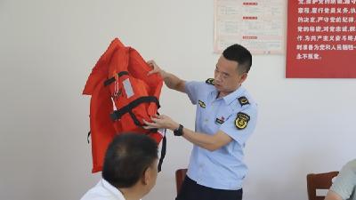 房县交通运输局：为农民自用船配发救生装备  筑牢暑期汛期水上安全防线