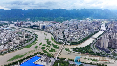 房县：洪水过县城 大堤护安澜