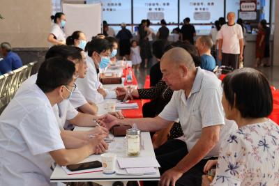 县中医院举办义诊及心理健康讲座活动