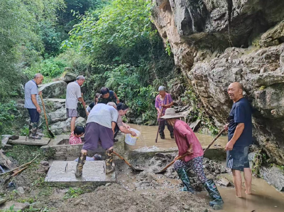 青峰镇：干群挥汗清淤障 扎堰引水解民忧