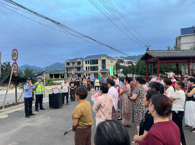 化龙堰镇：广场夜话守平安 贴心宣传暖民心