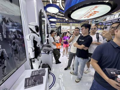 “大壮”直立走得稳 “荆楚”能干又叫座 湖北人形机器人进工厂入厅堂