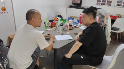 房县人社局：社保中心走进配送网点  为快递外卖小哥送上“保障指南”