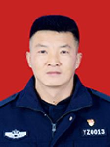 辅警危机时刻伸援手 成功救出车祸被困人员