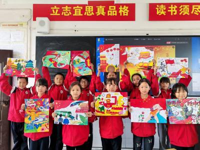 化龙学校：妙笔“画”说中国心 76周年华诞“答卷”燃情出炉
