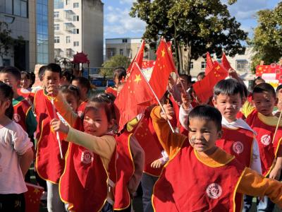 红塔镇中心幼儿园：开展迎国庆幼儿趣味爱国教育活动