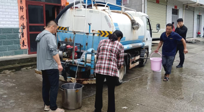大木厂镇：干群同心战风雨  应急送水保民生