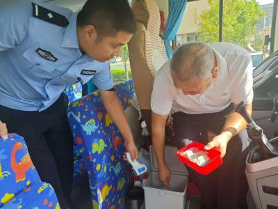 房县公安：拧紧校车“安全阀” 守护学子“平安路”