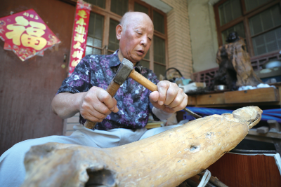 让木头“会说话” 一位木雕传人的慢工细活