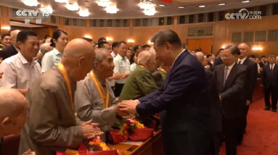 聚焦九三阅兵丨“我做梦也没想到，总书记跟我握手”湖北这位百岁抗战老兵应邀走进人民大会堂