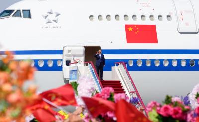 拾光纪·奏响《我们在一起》，新疆各族群众载歌载舞热情欢送总书记