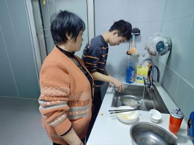 城关四中开展“温情重阳  孝润童心”重阳节主题实践活动