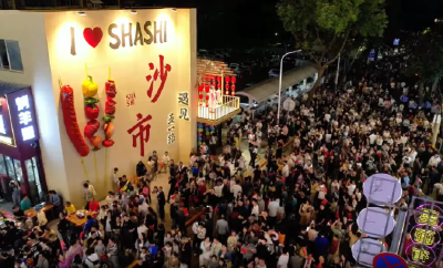 五一路阳台小剧场，这个假期为啥这么火？