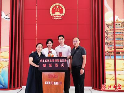 与祖国同庆、与爱人同行，许多年轻人在国庆当天领证