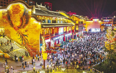 一段旅程连接两个节日 外国游客在三峡感受东方浪漫