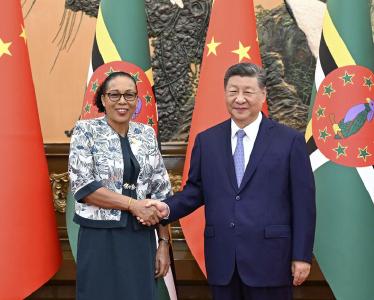 习近平会见多米尼克总统伯顿