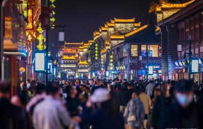 警徽闪耀守护平安 “国庆”们在国庆节整装执勤