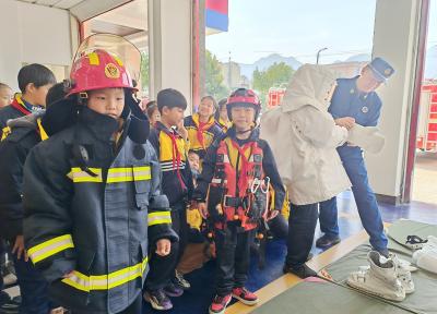 房县东城小学：沉浸式学消防 全方位护安全