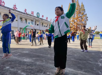 军店镇月明小学：活力大课间  “舞”限秀风采