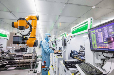 湖北让就业“长”在产业上