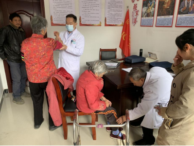 房县残联：流动服务台“搬”进村 让办证换证“零跑腿”