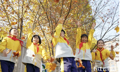 【央视快评】坚持把未成年人思想道德建设作为战略性基础性工作来抓