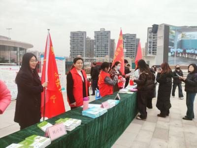 房县医保局：“宪法宣传周”聚焦生育友好新举措