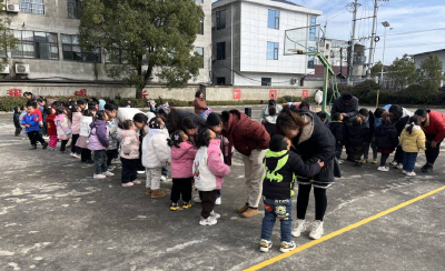 红塔镇谢湾小学：亲子同乐促成长 家园共育暖寒冬