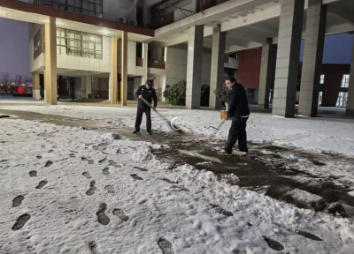 房县思源实验学校：雪覆校园暖开路 同心守护寄宿娃