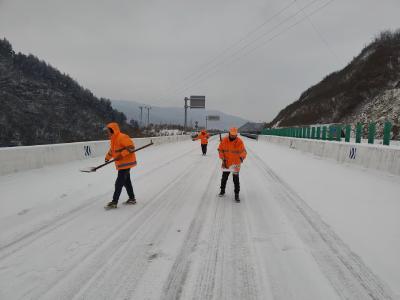 房县交通运输局全力应对低温雨雪天气  