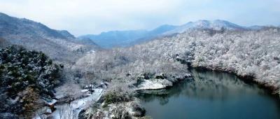 万众一心 接续奋斗（学习贯彻党的二十届四中全会精神）
——广大党员干部深入学习贯彻党的二十届四中全会精神