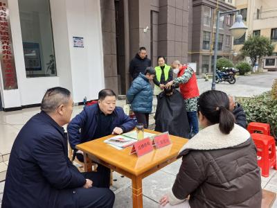 “小集市”暖出“大融合”：党建引领“专业社工＋志愿服务”汇聚治理温度