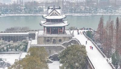 习近平就西班牙高速列车脱轨相撞事故向西班牙国王费利佩六世致慰问电