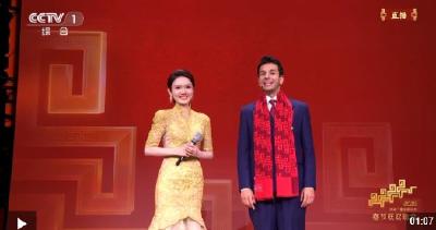 看九三阅兵流泪的伊拉克小伙来春晚了 他说“和平太美好太羡慕中国”