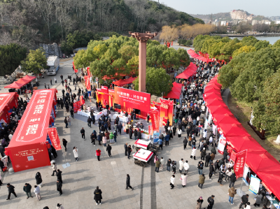 习近平亲切慰问快递小哥