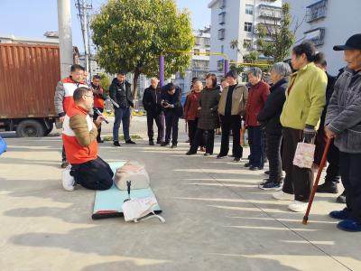 房县红十字会开展“学雷锋纪念日”志愿服务进社区活动